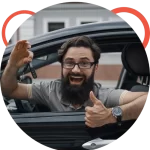 Cliente feliz con el auto de sus sueños